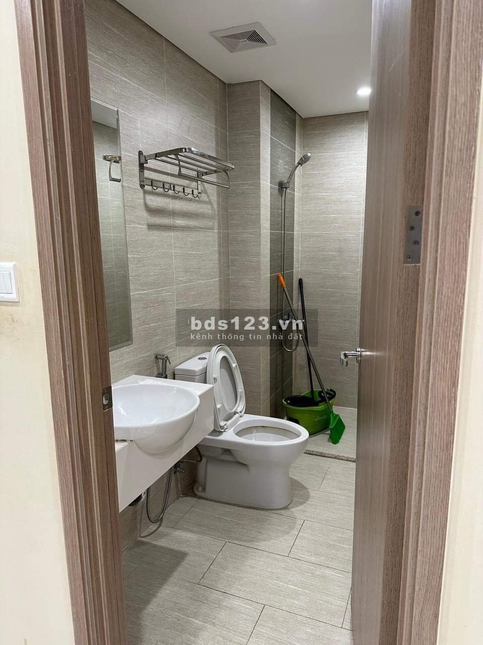 Bán căn hộ 2PN + 1, căn góc DT 63m2, full đồ giá rẻ tại S303 Vinhomes Smart City, gần nhà xe
