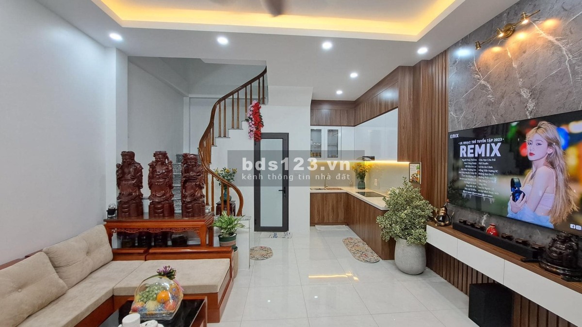 Bán nhà đẹp giá tầm 4 tỷ, ngõ thông, phố VIP quận Long Biên