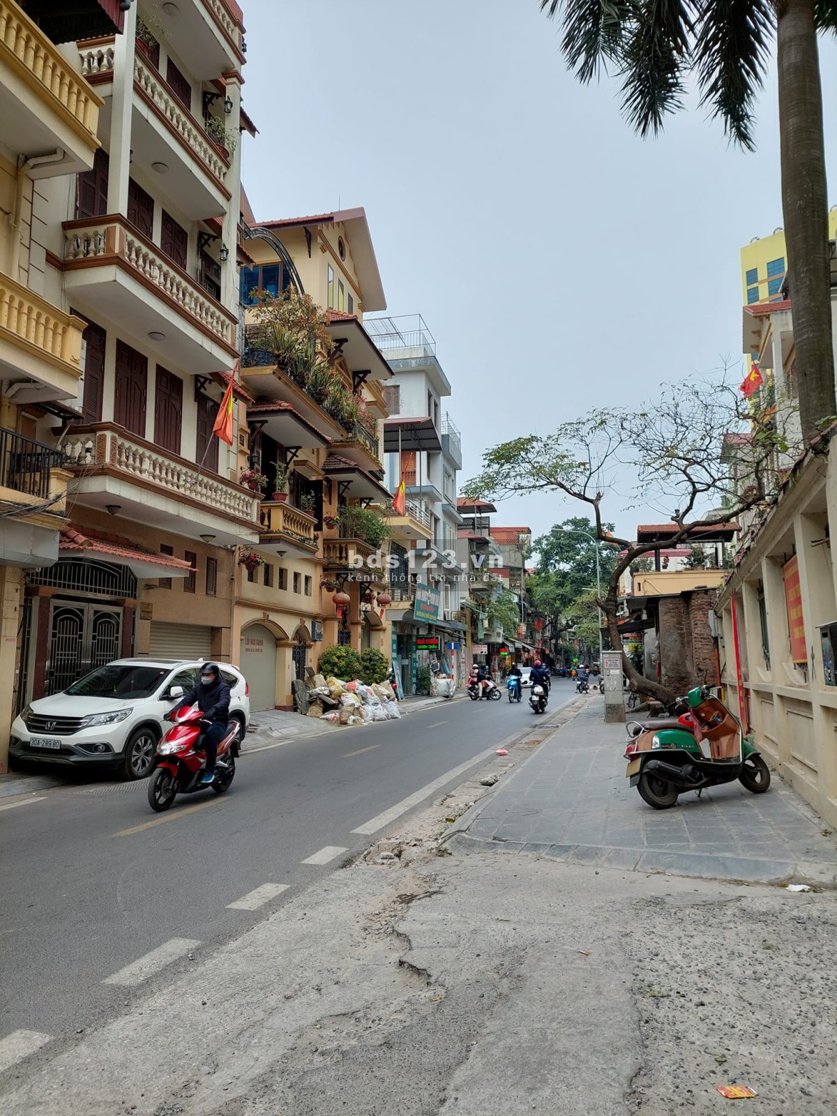 Mặt phố Lương Yên – 2 Mặt thoáng – Mặt tiền 6m - Ô tô để trong nhà
