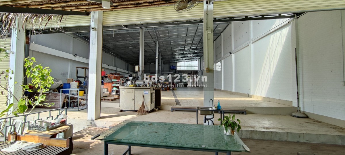 Bán kho xưởng có văn phòng 700m² tại Trần Công Tường