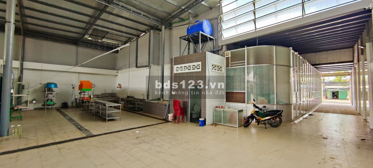 Bán kho xưởng có văn phòng 700m² tại Trần Công Tường