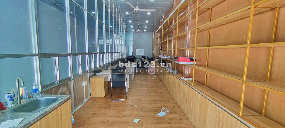 Bán kho xưởng có văn phòng 700m² tại Trần Công Tường