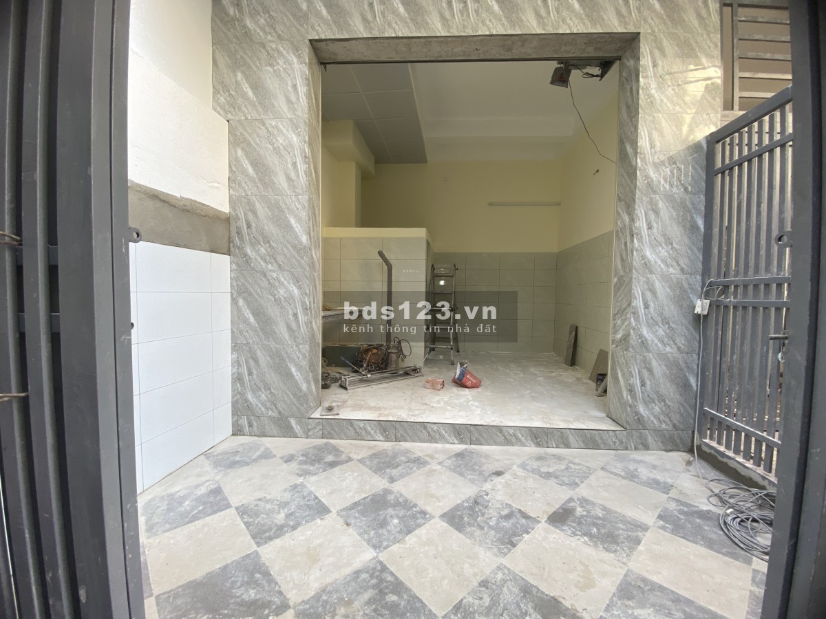 Mặt bằng mới xây có gác lửng để ở, sát Trường ĐH Công Thương, sinh viên qua lại dập dìu