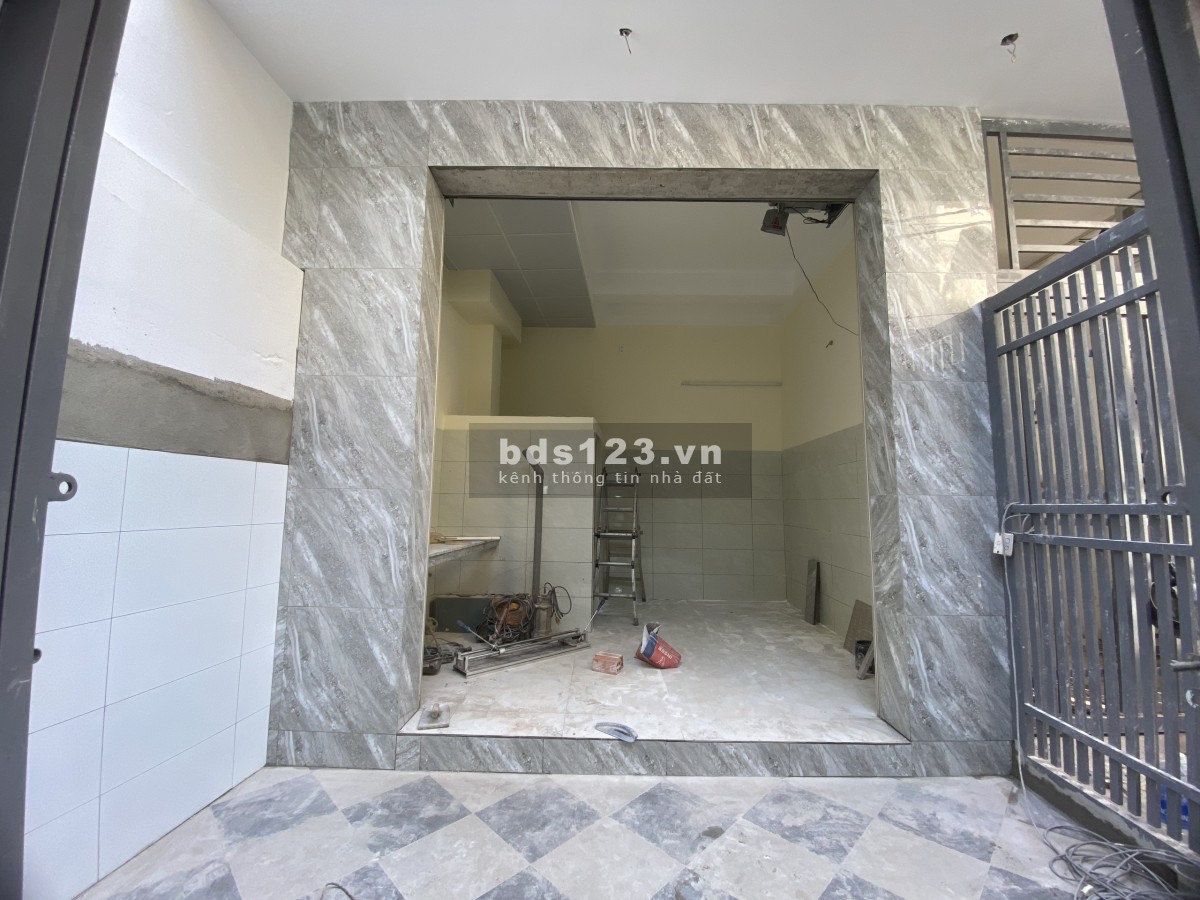 Mặt bằng mới xây có gác lửng để ở, sát Trường ĐH Công Thương, sinh viên qua lại dập dìu