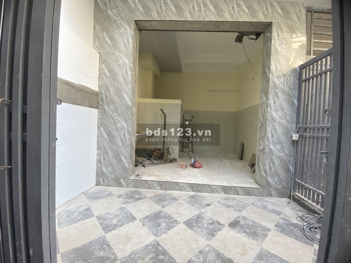 Mặt bằng mới xây có gác lửng để ở, sát Trường ĐH Công Thương, sinh viên qua lại dập dìu