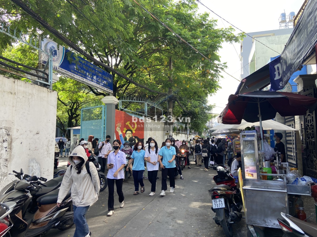 Mặt bằng mới xây có gác lửng để ở, sát Trường ĐH Công Thương, sinh viên qua lại dập dìu