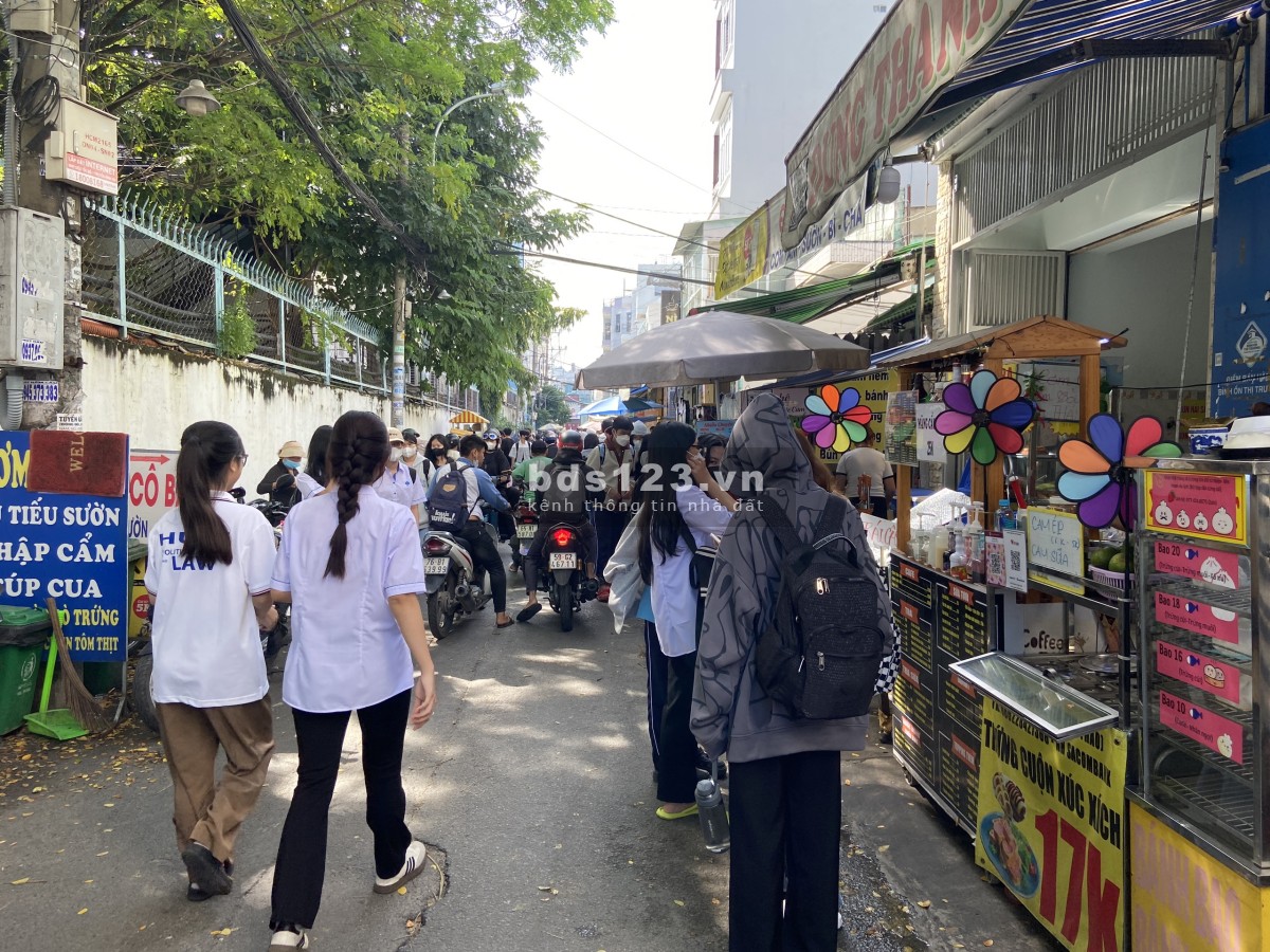 Mặt bằng mới xây có gác lửng để ở, sát Trường ĐH Công Thương, sinh viên qua lại dập dìu