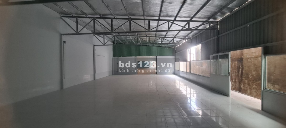 Cho thuê nhà xưởng sản xuất 1000m2 mặt tiền đường Phan Văn Hớn, Hóc Môn