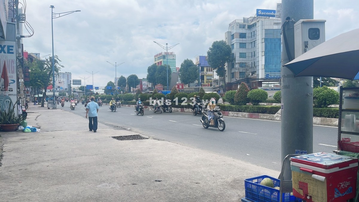 Cho thuê kho xưởng 300m2 giá tốt tại mặt tiền đường Trường Chinh, Quận 12.