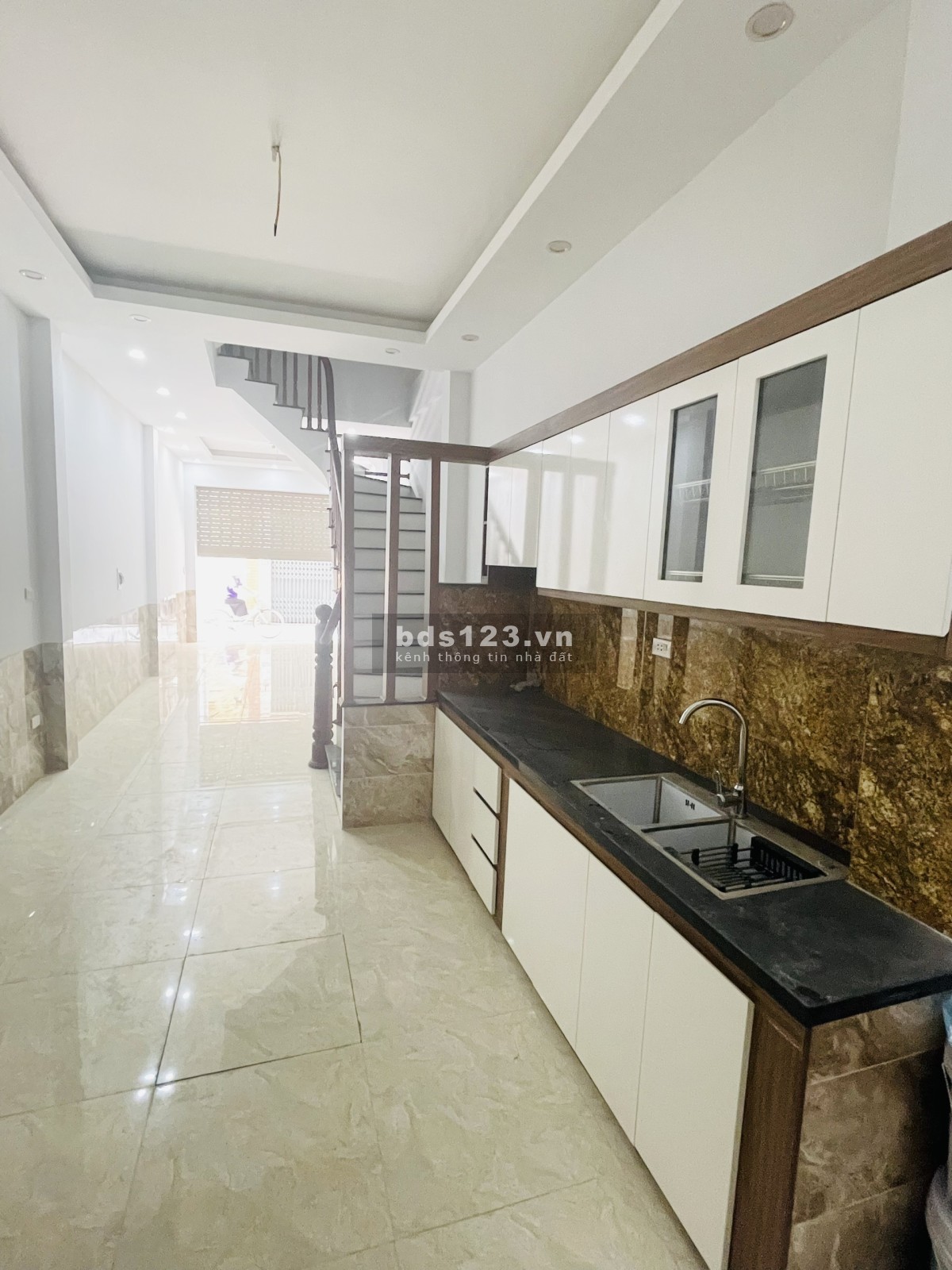 Bán Nhà mới xây tại Miêu Nha, Tây Mỗ, 5 tầng, diện tích 46,5m2, ô tô đỗ trước cửa, giá: 4,65 tỷ.