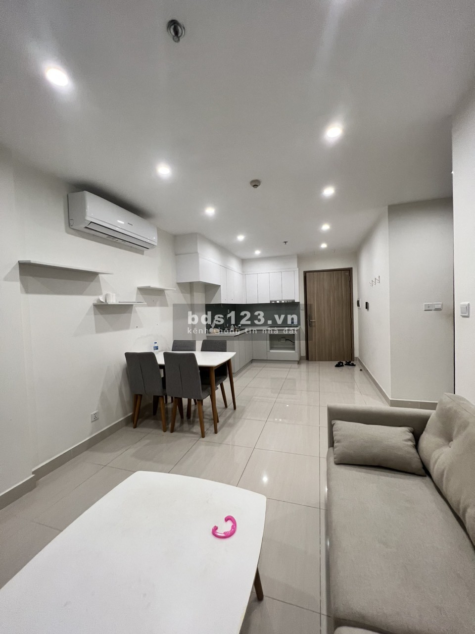 Bán căn hộ 2 pn tầng trung với view thoáng mát tại dự án Vinhomes Smart City với giá 2.450 tỷ
