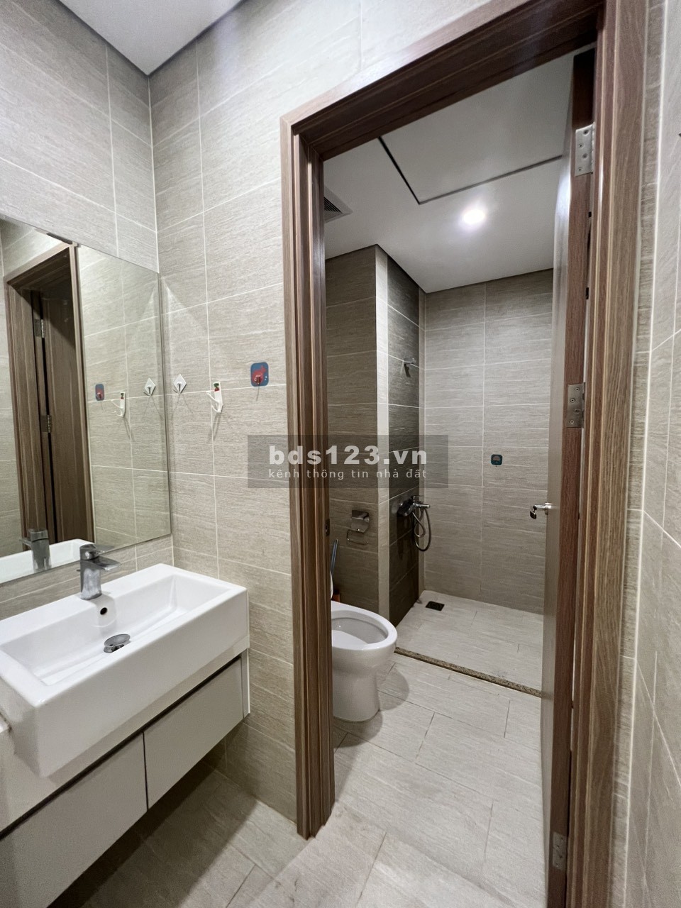 Bán căn hộ 2 pn tầng trung với view thoáng mát tại dự án Vinhomes Smart City với giá 2.450 tỷ