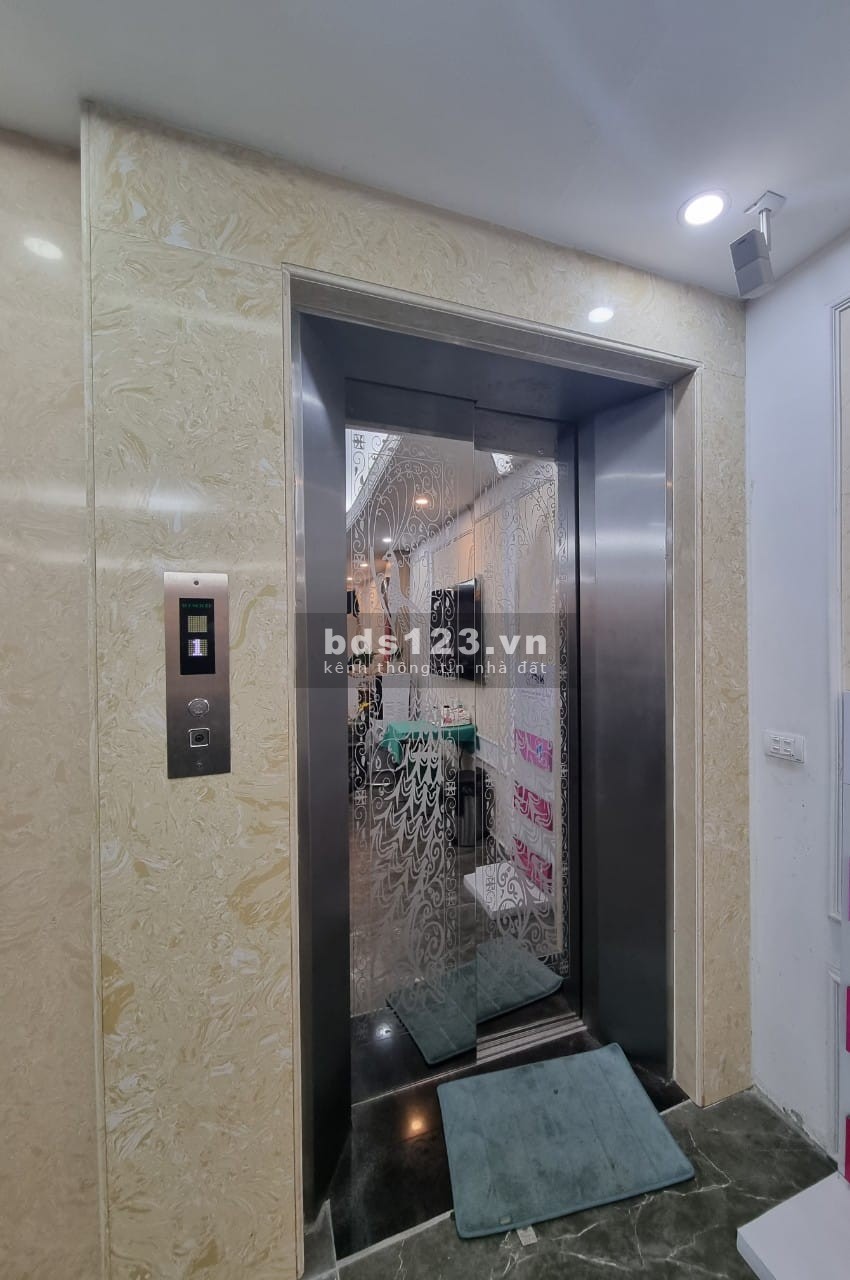 Bán nhà phố Nguyên Hồng – Phân Lô - Vỉa Hè – Ô tô tránh đỗ , nội thất nhập, DT 62m²