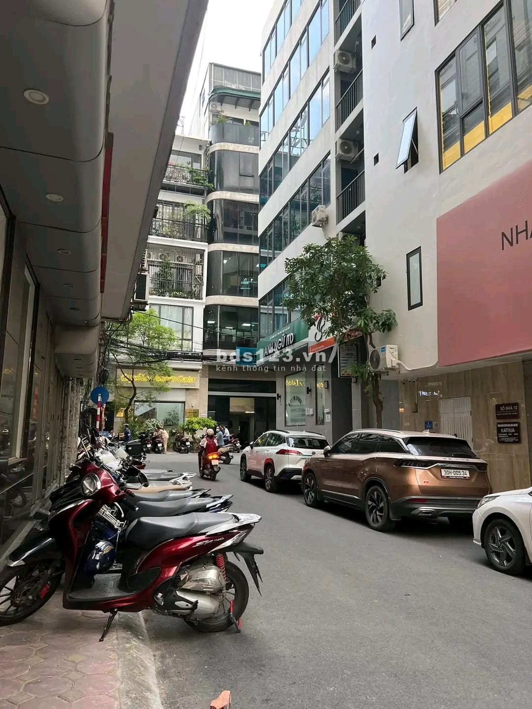 Bán nhà phố Nguyên Hồng – Phân Lô - Vỉa Hè – Ô tô tránh đỗ , nội thất nhập, DT 62m²