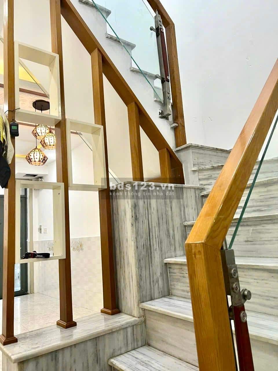 Bán nhà Gò Vấp, gần Lotte Mart, 65m, ô tô đõ cửa, nhỉnh 4 tỷ