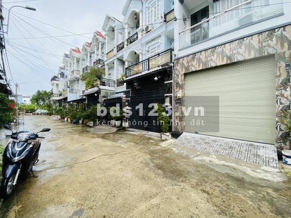 Bán nhà 3 lầu đường xe hơi 8m thị trấn Nhà Bè