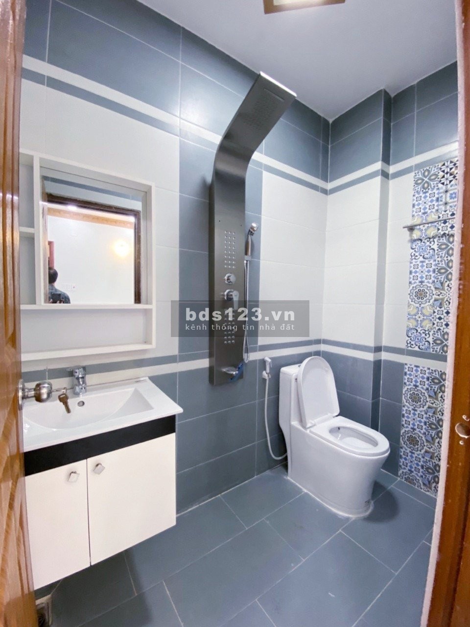 Bán nhà 3 lầu đường xe hơi 8m thị trấn Nhà Bè