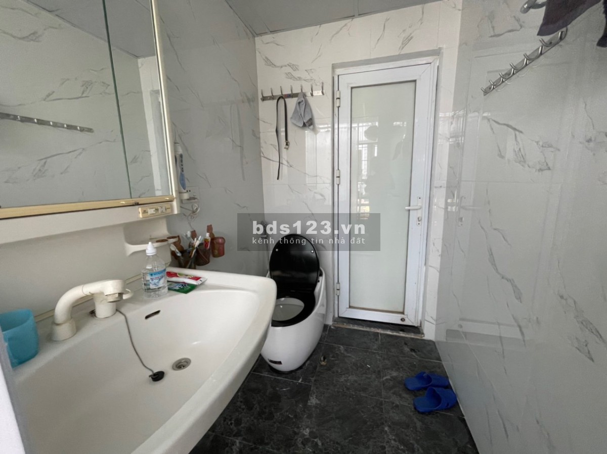Bán căn hộ 2 ngủ chung cư cán bộ TW Đảng đường Hoàng Quốc Việt 72m2 giá 2,85 tỷ full nội thất.