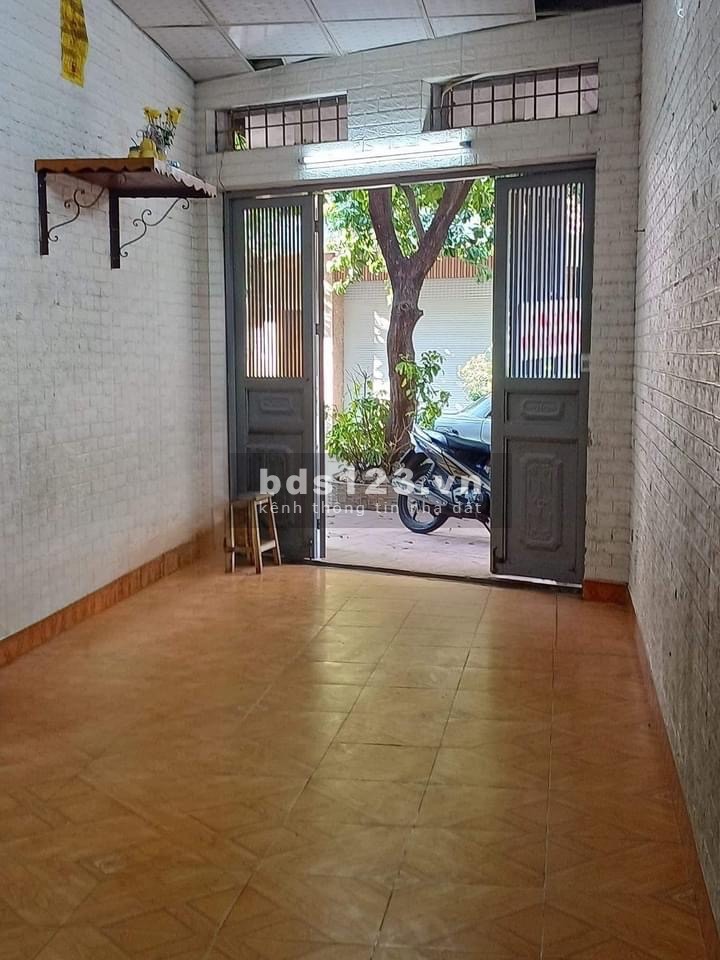 Phố VIP Nguyễn Hoàng là con phố rất ít nhà bán 50m2 x 5t ngõ thông kinh doanh tốt, giá bán 6.5 tỷ.
