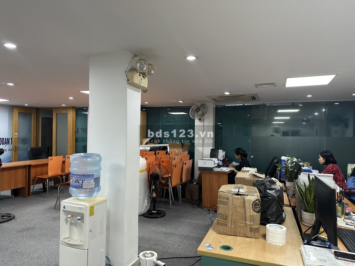 Cho thuê sàn văn phòng 370m2 mặt phố Nguyên Hồng - Quận Đống Đa