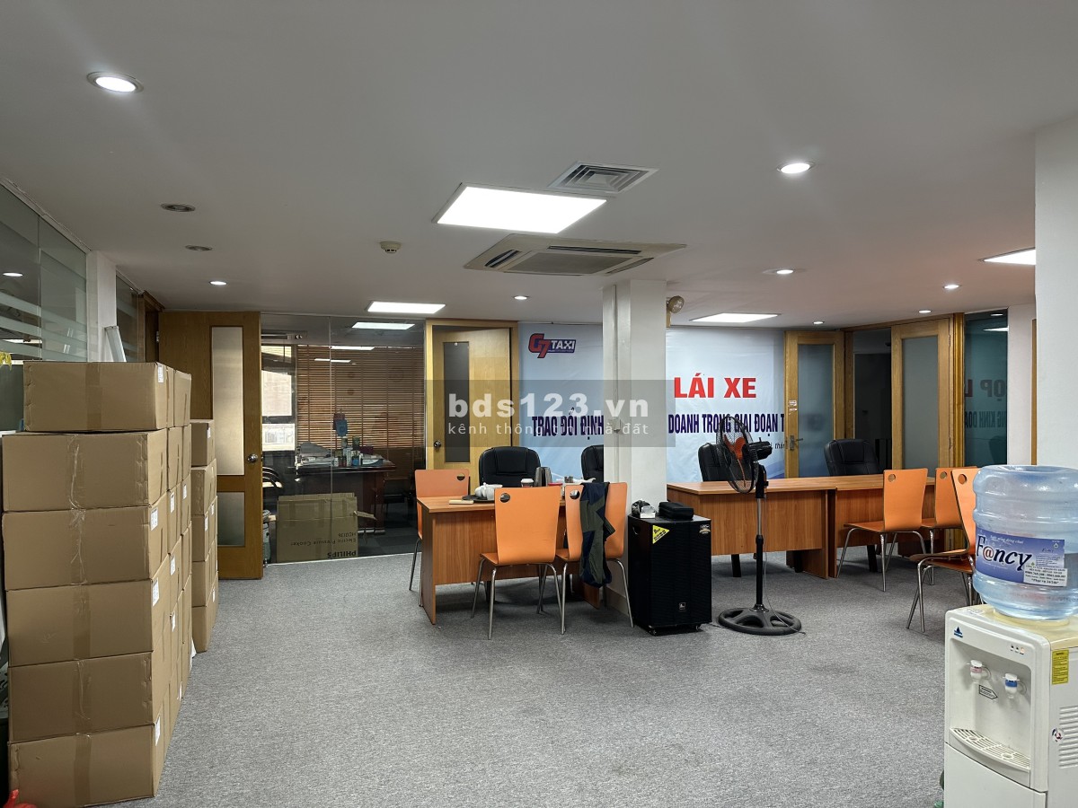 Cho thuê sàn văn phòng 370m2 mặt phố Nguyên Hồng - Quận Đống Đa