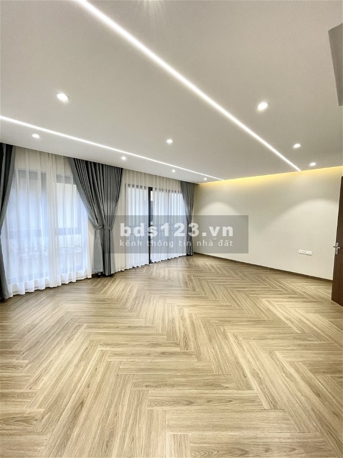 Bán tòa nhà 8 tầng mặt đường Nguyễn Chí Thanh - Đống Đa, 45 tỷ