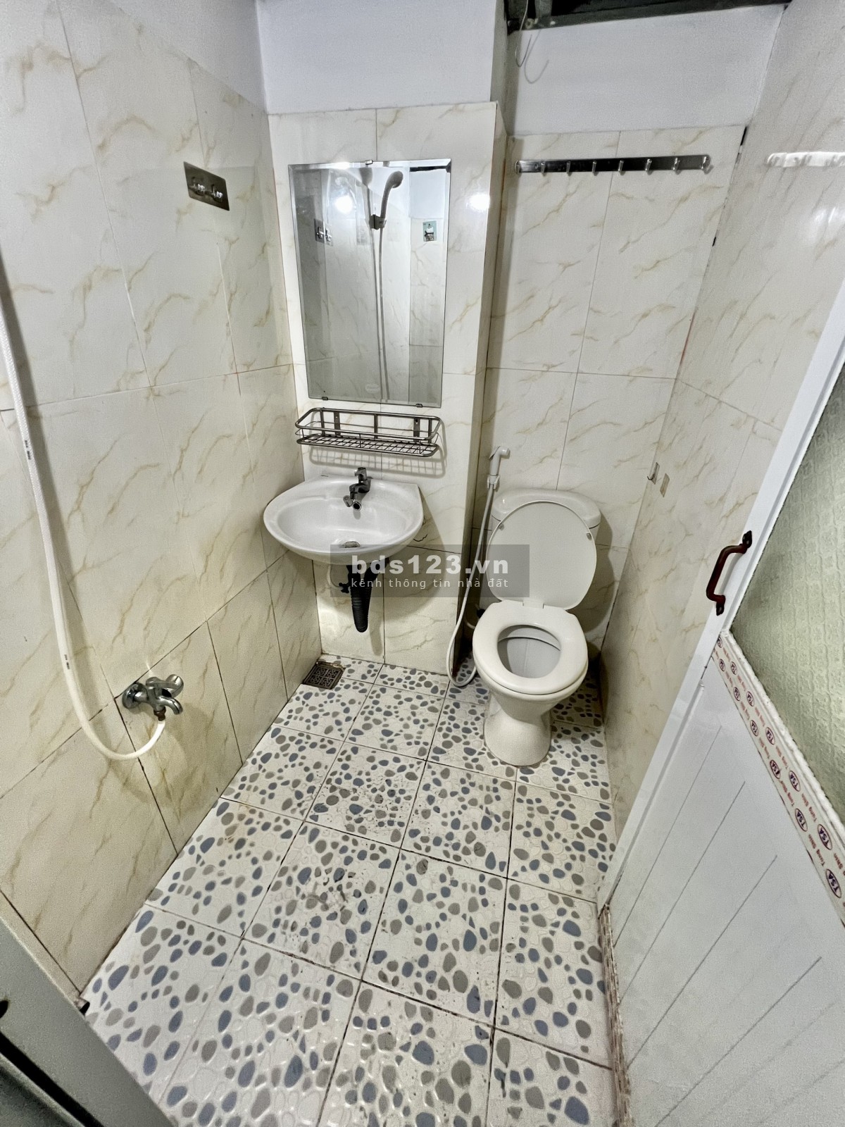 Phòng mới đẹp, có máy lạnh, gác lửng rộng, kệ bếp, cửa sổ to, giờ tự do.