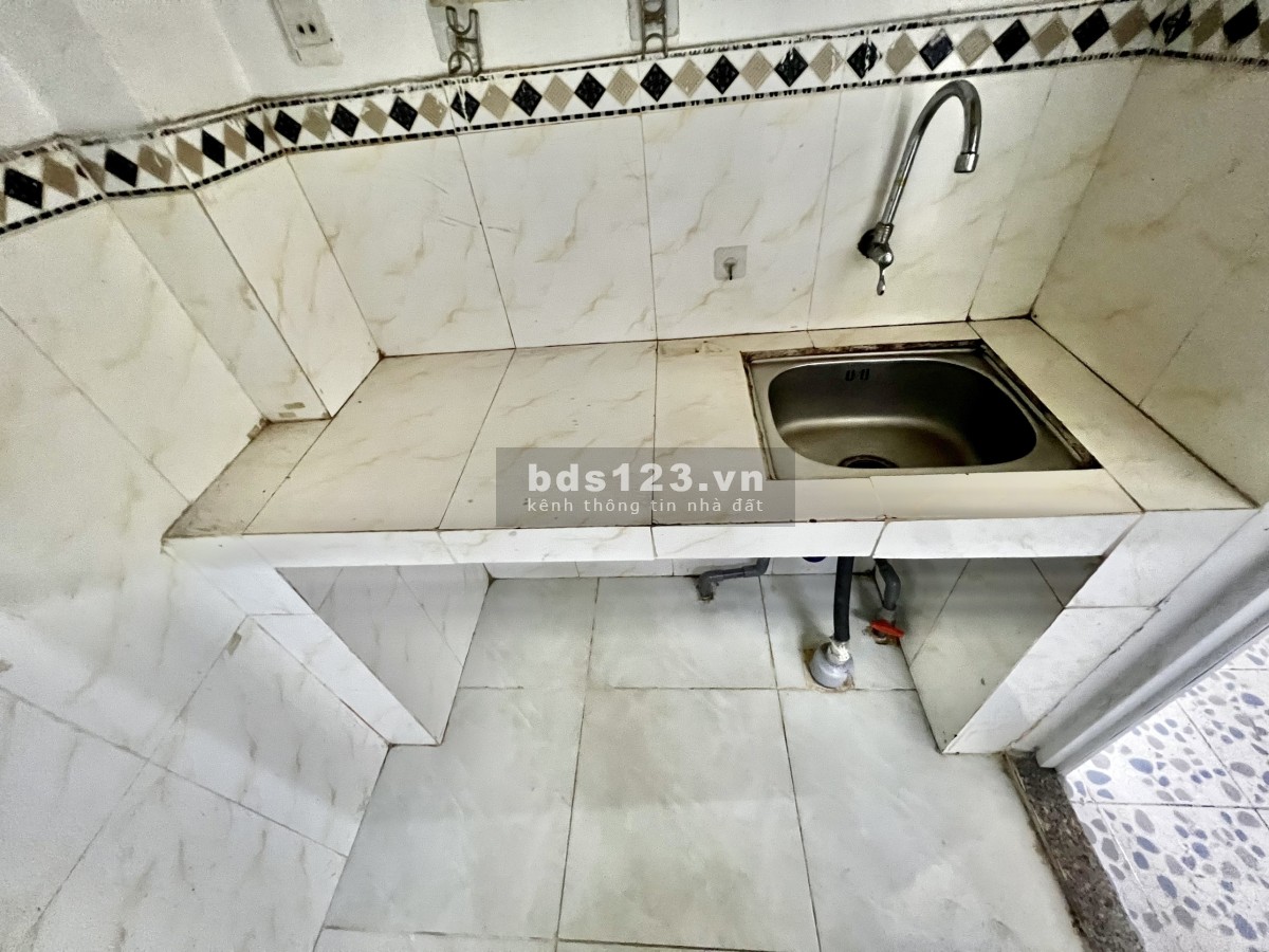 Phòng mới đẹp, có máy lạnh, gác lửng rộng, kệ bếp, cửa sổ to, giờ tự do.
