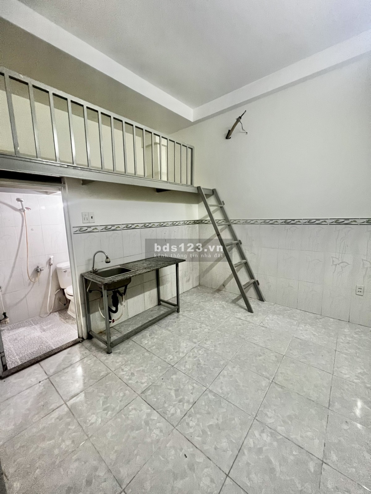 Phòng mới đẹp, có máy lạnh, gác lửng rộng, kệ bếp, cửa sổ to, giờ tự do.