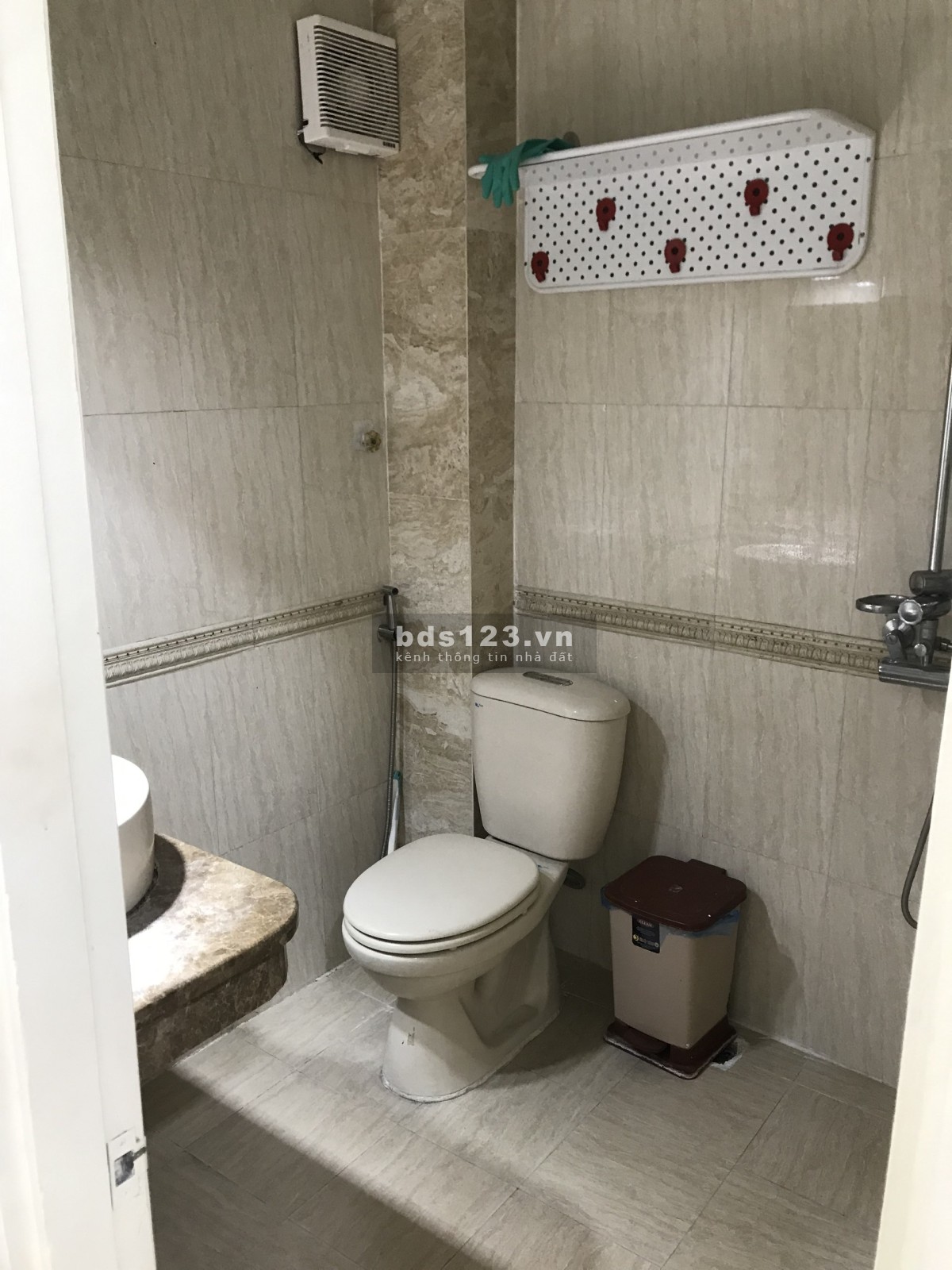 Cho thuê nhà mặt đường Đê La Thành. 6 tầng, 1 sân phơi