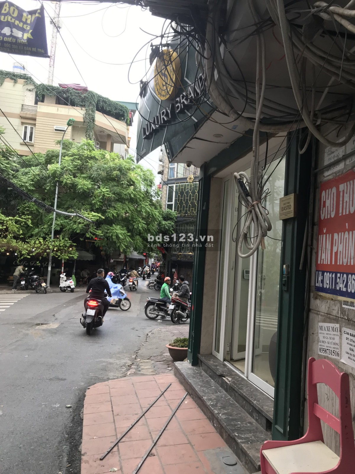 Cho thuê nhà mặt đường Đê La Thành. 6 tầng, 1 sân phơi
