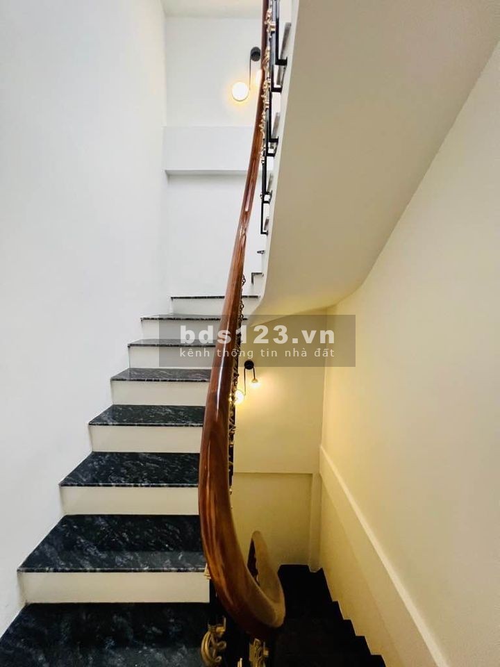 Bán nhà Lô góc - Kinh doanh - Ô tô đỗ cửa - Trung tâm quận Đống Đa