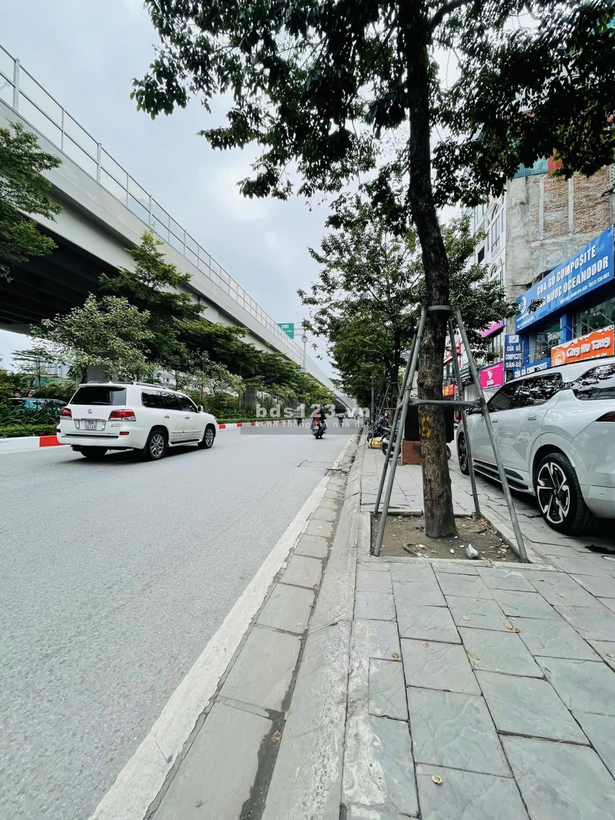 Mặt đường Phạm Văn Đồng, Xuân Thuỷ. Vị trí đắc địa, KDoanh đa dạng. Dt 90m, Mt 8m, 35 tỷ