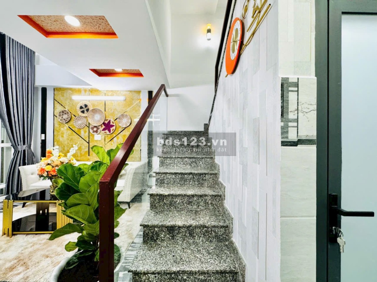 Bán căn nhà phố 4,02x10m đường Nguyễn Văn Lượng.