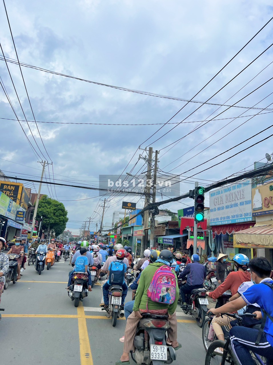 Cần bán gấp lô đất góc 2mt đường nhựa 12m 104,7 full thổ cư Phú Hòa Đông Củ Chi