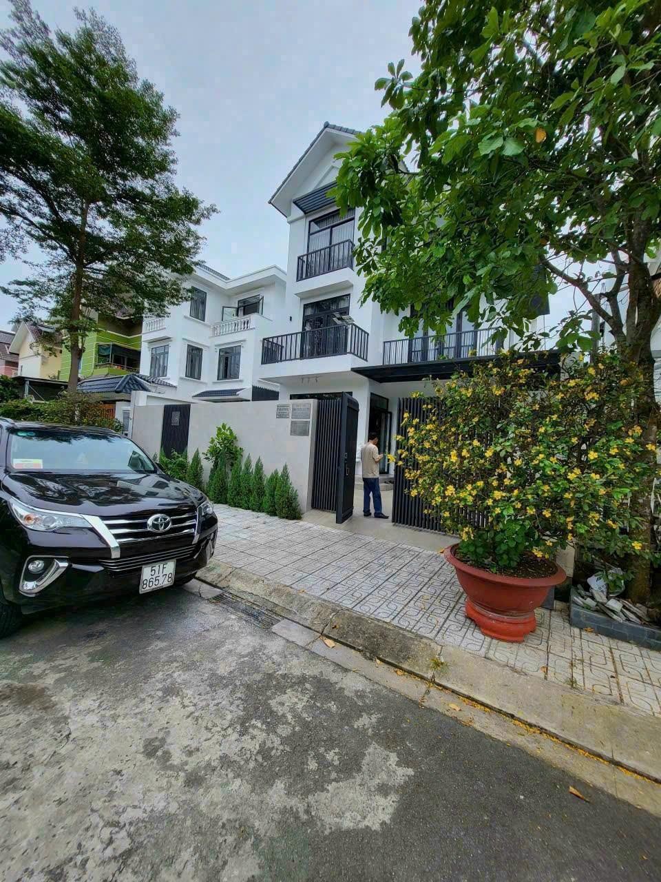 Chủ định cư nước ngoài cần bán gấp căn biệt thự quận 9.