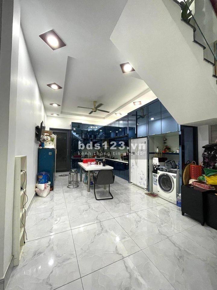 Bán Gấp Nhà Hoàng Văn Thái, nhà rộng, ở sướng, 42m2, 3.25 tỷ.