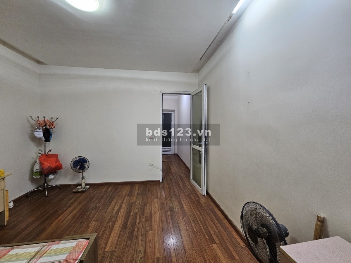Cho thuê văn phòng Thanh Nhàn 2 tầng 50m2. Hai ô tô tránh nhau, sát BV Thanh Nhàn. Giá 9.5 tr/tháng