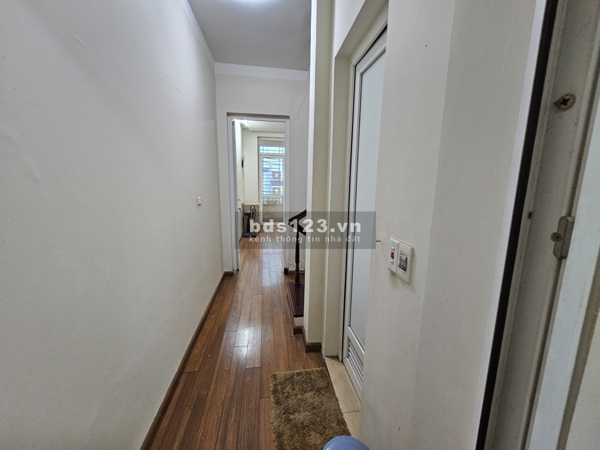 Cho thuê văn phòng Thanh Nhàn 2 tầng 50m2. Hai ô tô tránh nhau, sát BV Thanh Nhàn. Giá 9.5 tr/tháng