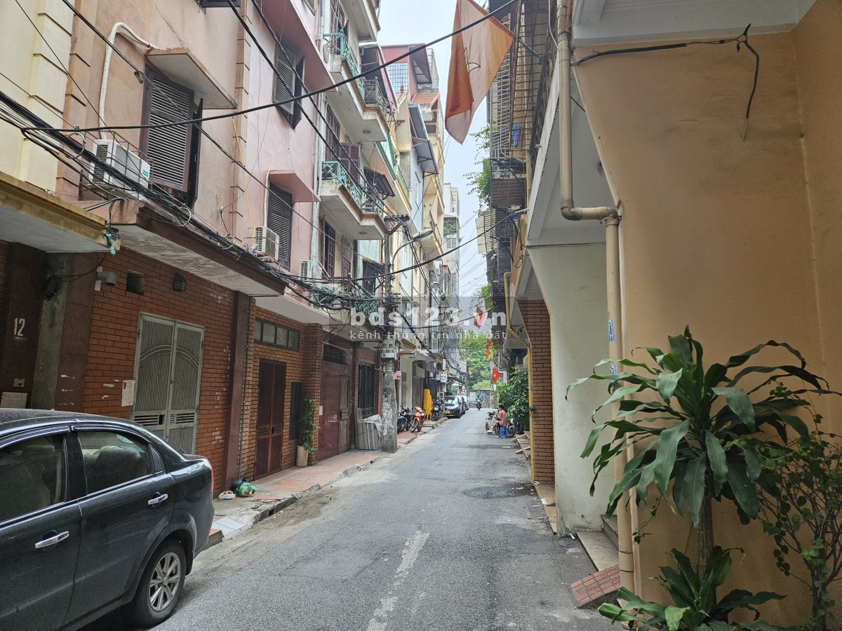 Cho thuê văn phòng Thanh Nhàn 2 tầng 50m2. Hai ô tô tránh nhau, sát BV Thanh Nhàn. Giá 9.5 tr/tháng