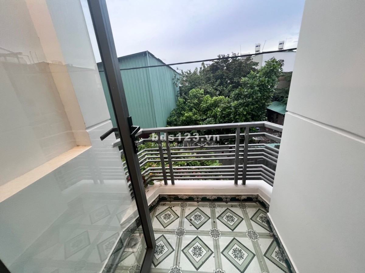 Giảm 300 triệu, bán nhanh trong tháng. Nhà đẹp 2 tầng đường 48, gần Giga Mall, đã hoàn công đầy đủ.