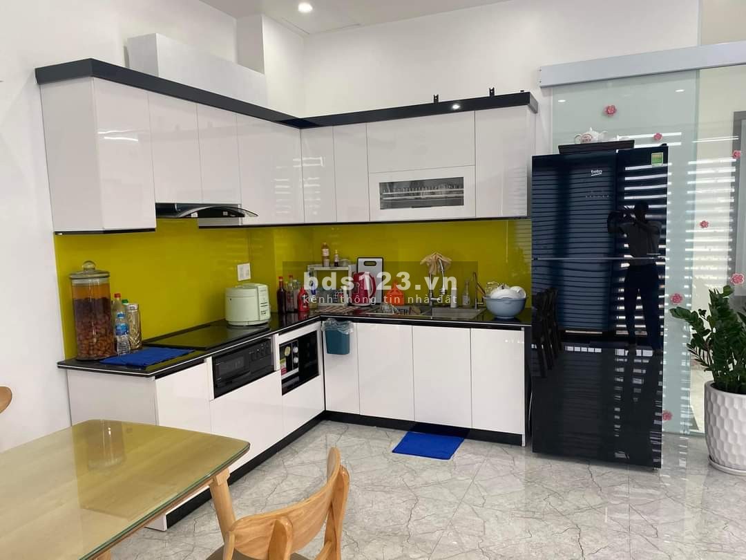 Bán nhà 5tầng ,lô góc 61 m2 mặt đường Hùng Duệ Vương , gần chợ Hòa Bình kinh doanh buôn bán sầm uất