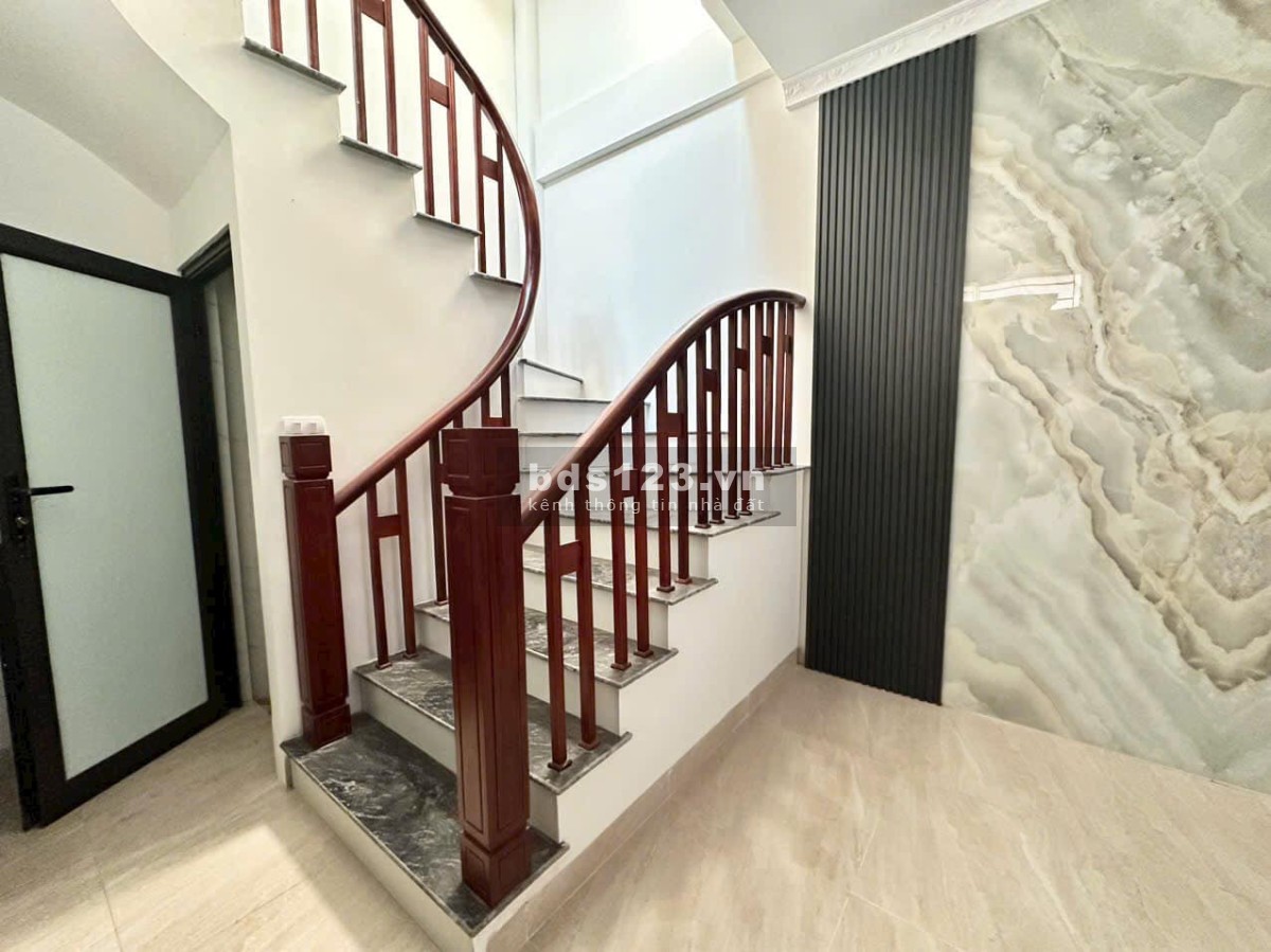 Cần bán nhà mặt phố Hoa Lâm, Long Biên 45m2, 5 tầng, 5 tỷ.