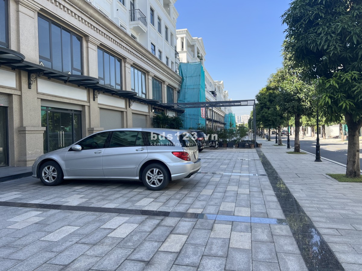 (Sổ hồng) Shop diện tích 310m2, xây 146m2/sàn giá 23.6 tỷ Vin Gia Lâm (0985941715)