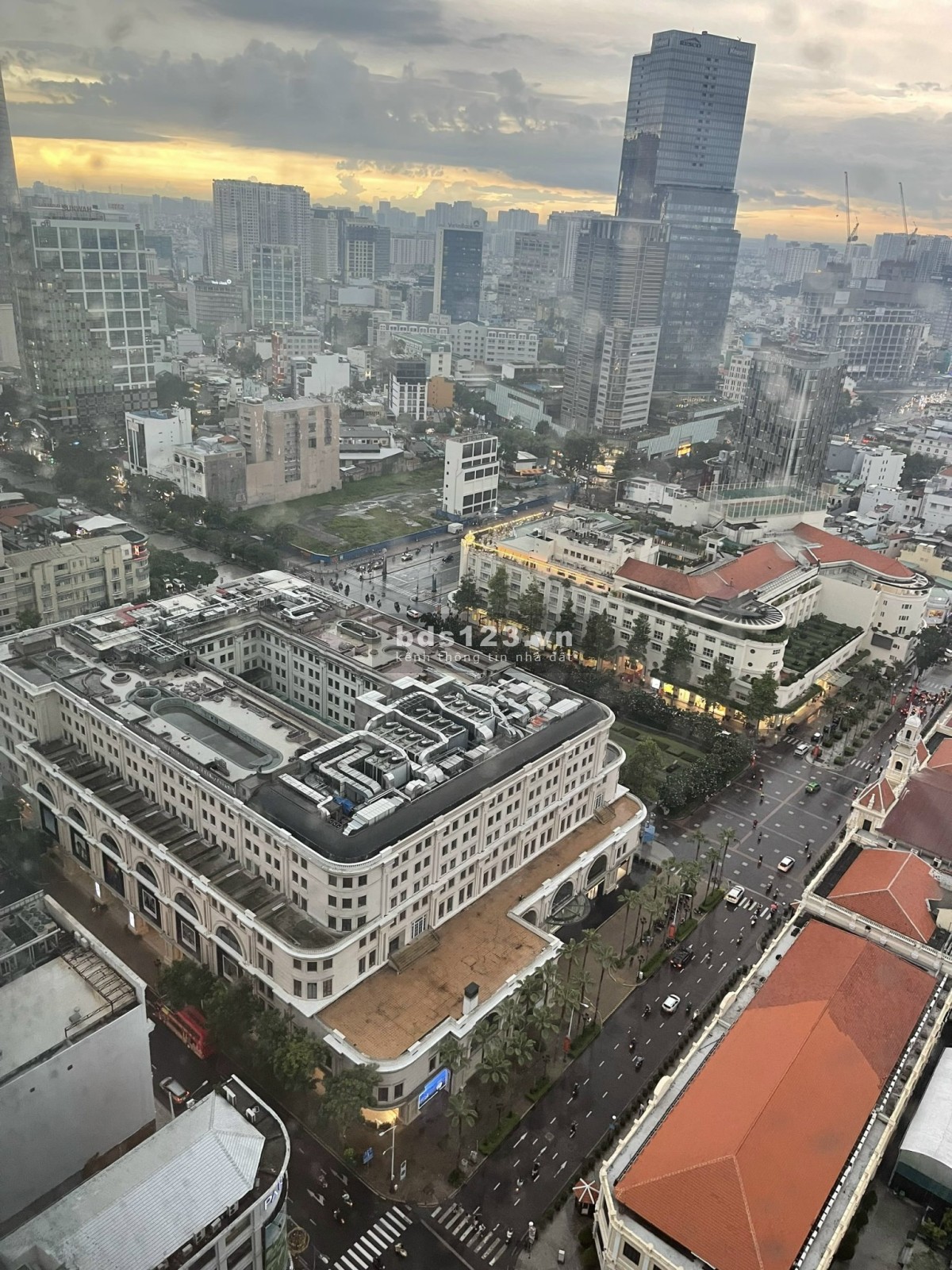 (English below) Cho thuê CHCC 3PN ít nội thất 160m2 tại Vincom Đồng Khởi giá 49tr/tháng.