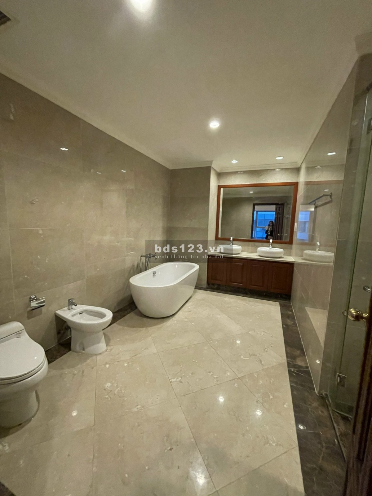 (English below) Cho thuê CHCC 3PN ít nội thất 160m2 tại Vincom Đồng Khởi giá 49tr/tháng.