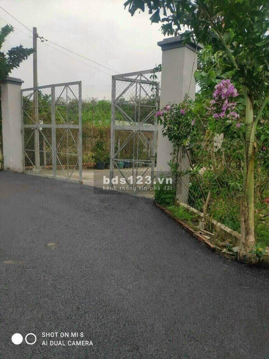 Muốn cho ông bà chuyển lên SG nên cần bán gấp nhà có thổ cư 2 mặt tiền giá 580 triệu, dt 1000m².