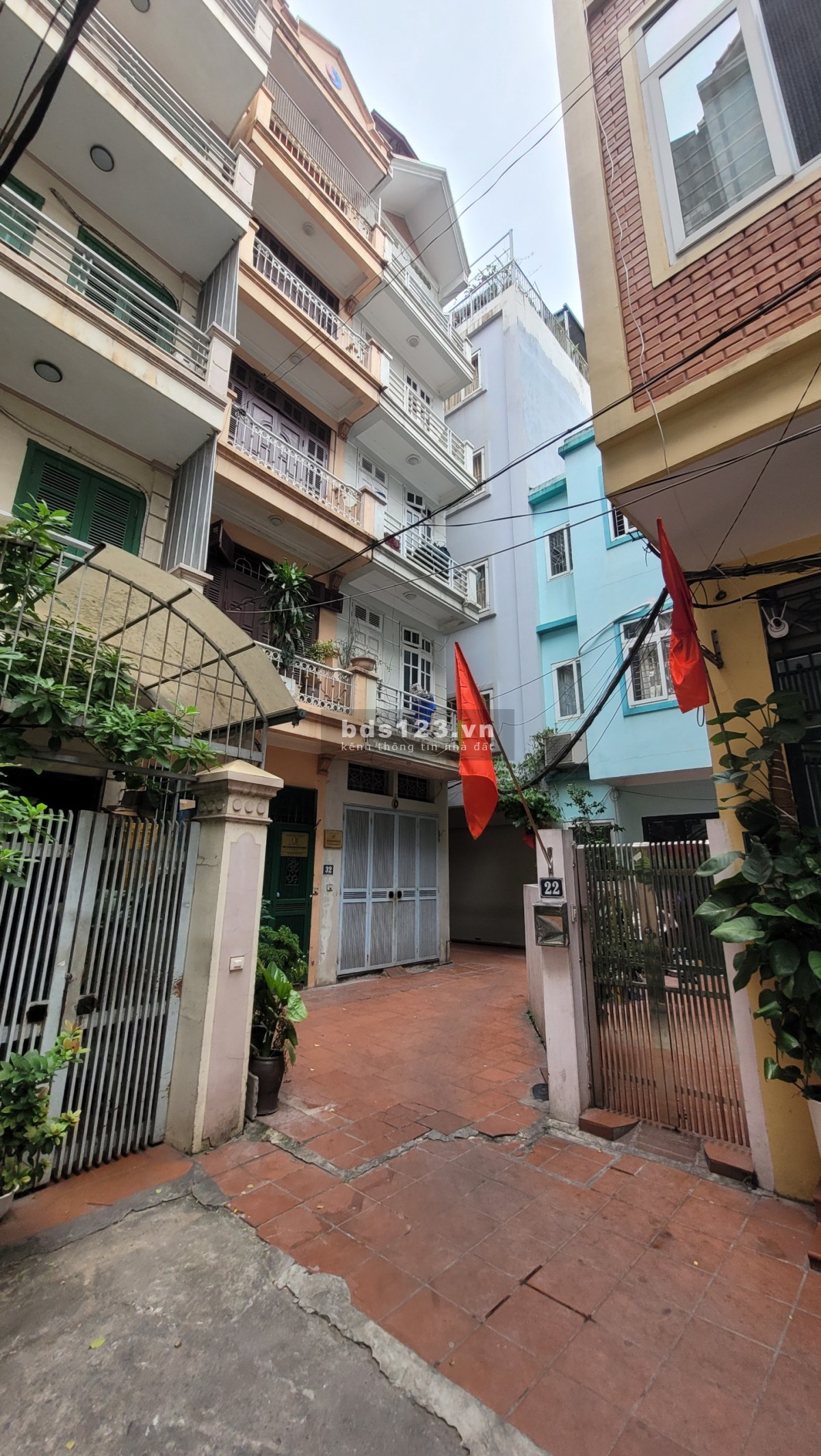Cần bán nhà ngõ 43 Lạc Long Quận - Tương lai nhà 2 mặt ngõ- 57 M2 - Gía 8.9 tỷ (Có thương lượng)