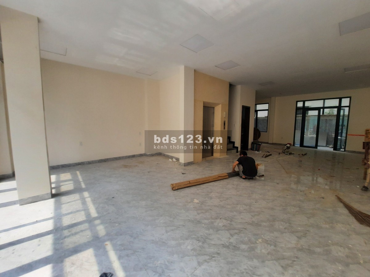 Cho thuê nhà phố Vinhome Grand Park hoàn thiện mặt tiền ngang 15M giá chỉ 17TR ( Tổng DTSD 150M2)