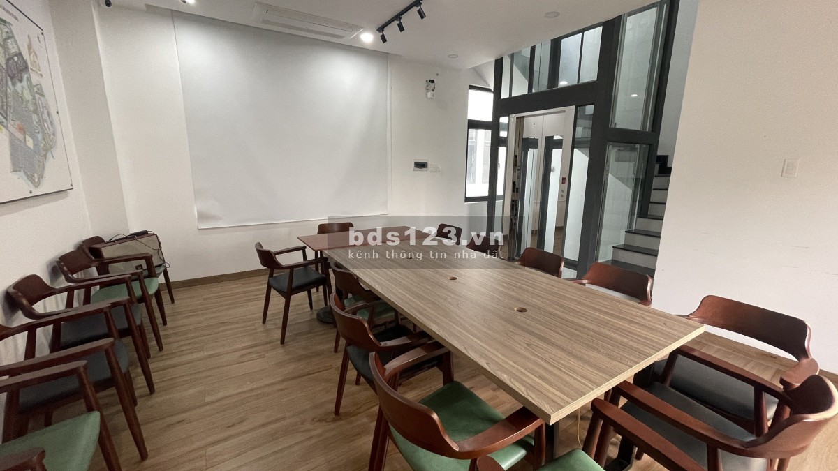 Cho thuê tầng nhà phố hoàn thiện có thang máy đối diện Vincom lớn nhất miền Nam giá chỉ 7TR tại VHGP